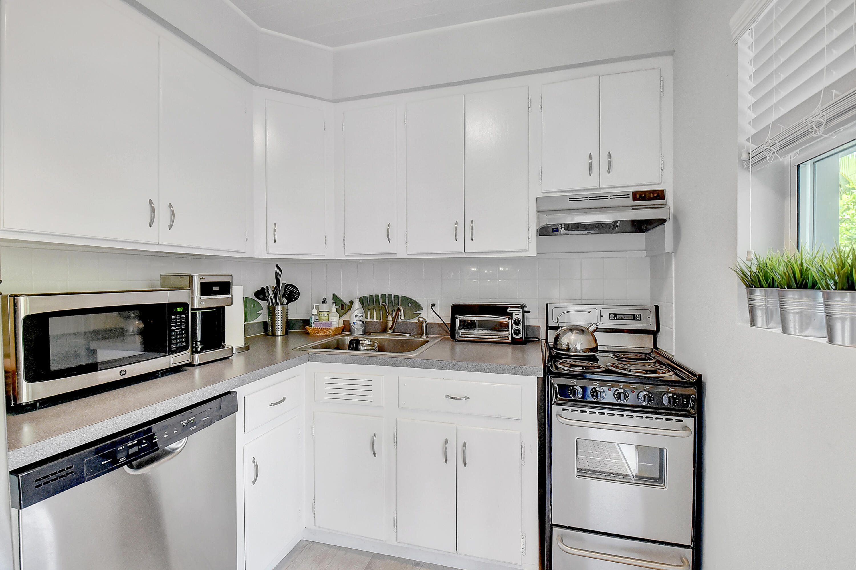 1025 Casuarina Road 7