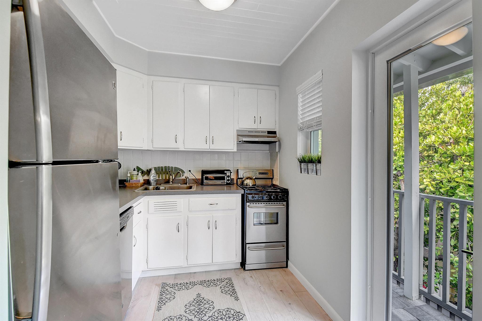 1025 Casuarina Road 7