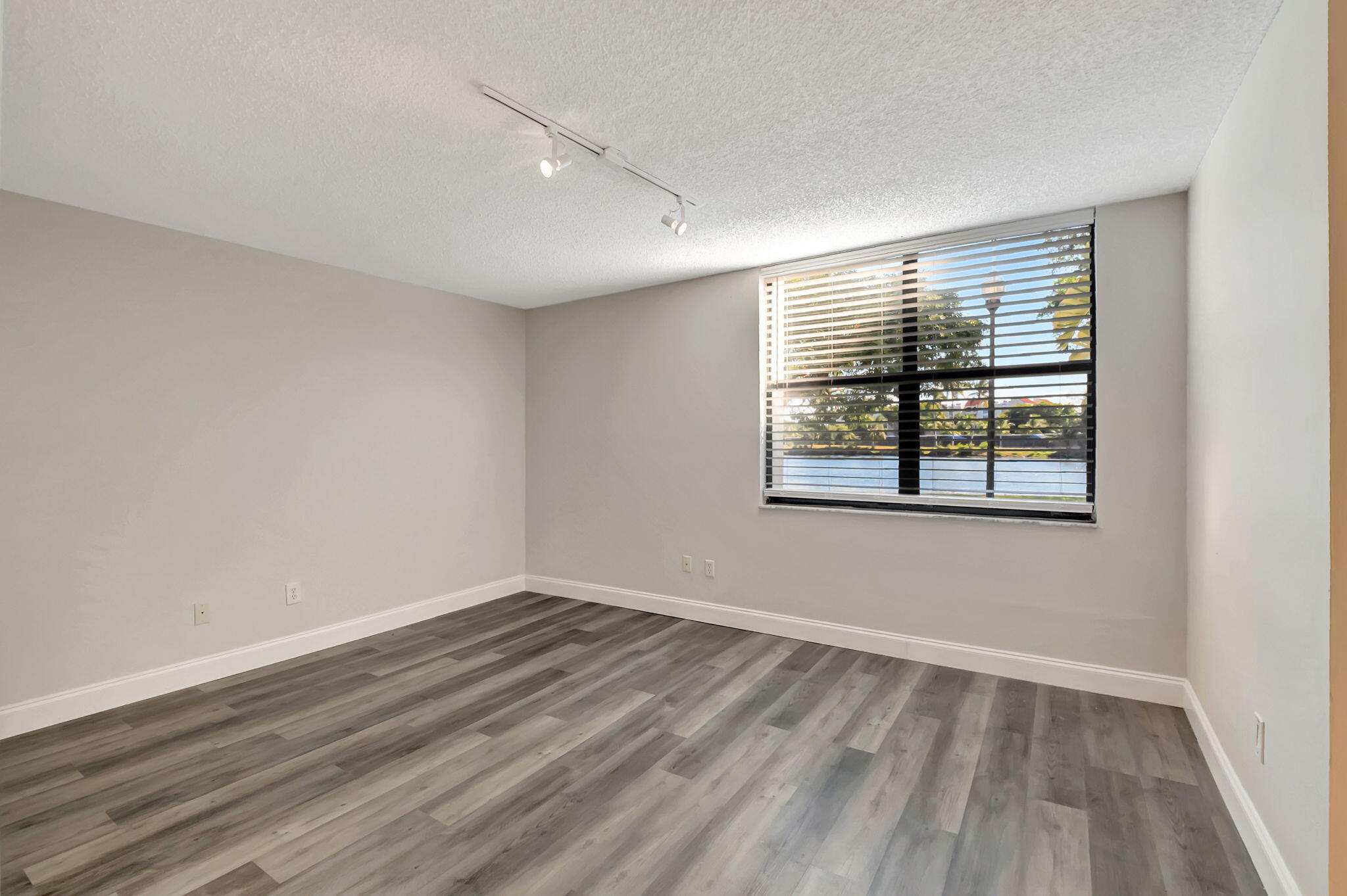 950 Lavers Circle F109