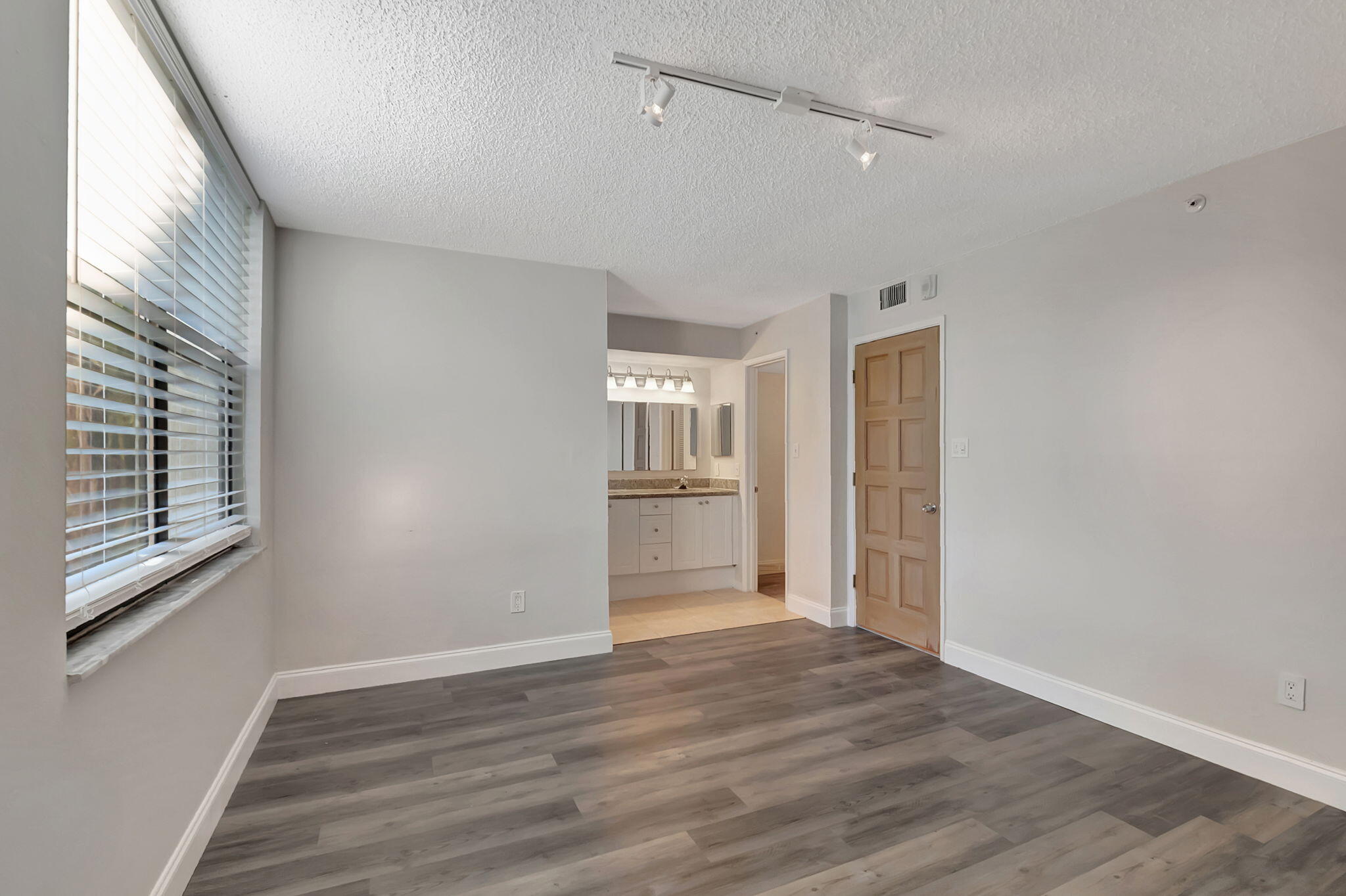 950 Lavers Circle F109