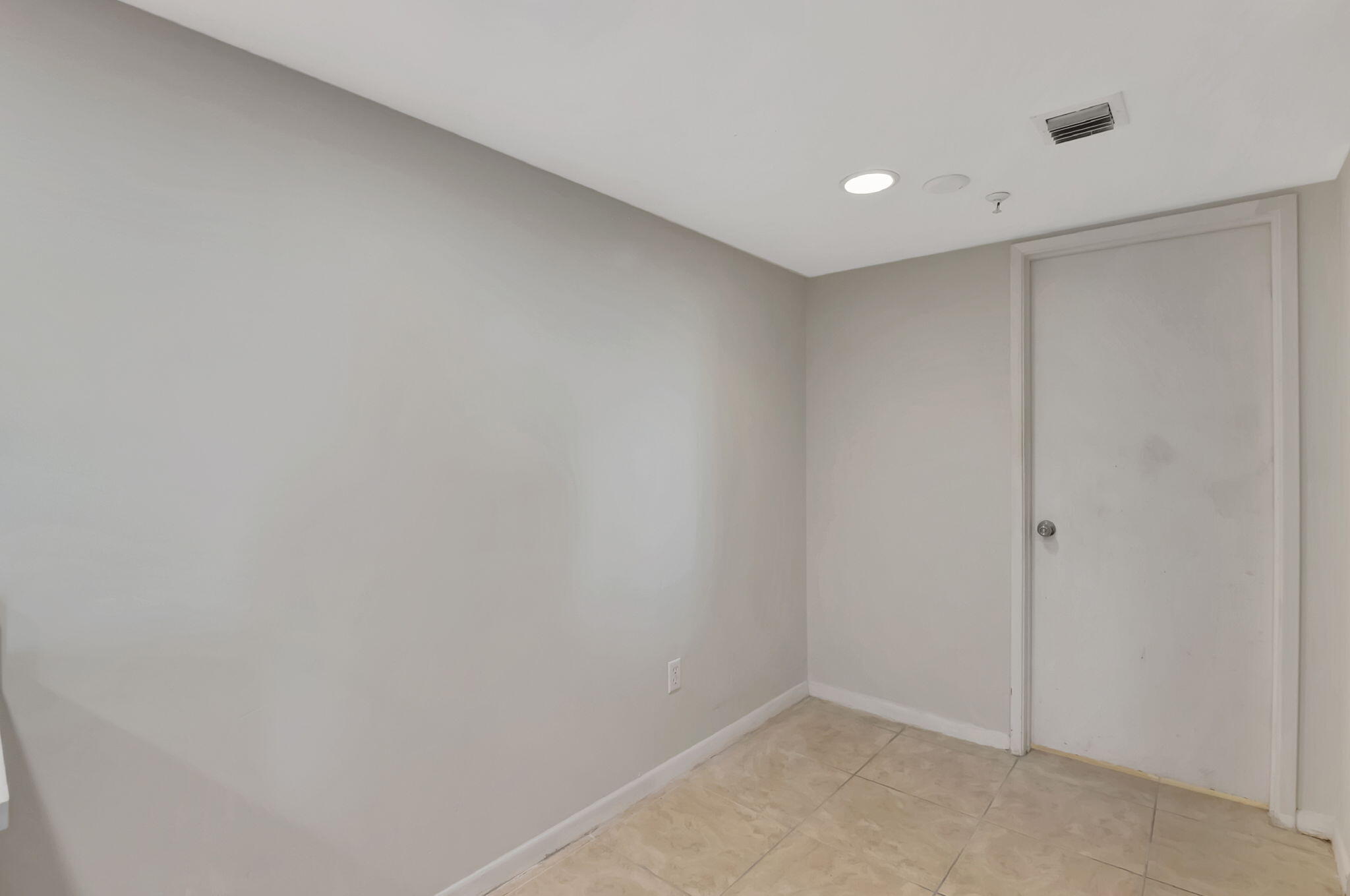 950 Lavers Circle F109