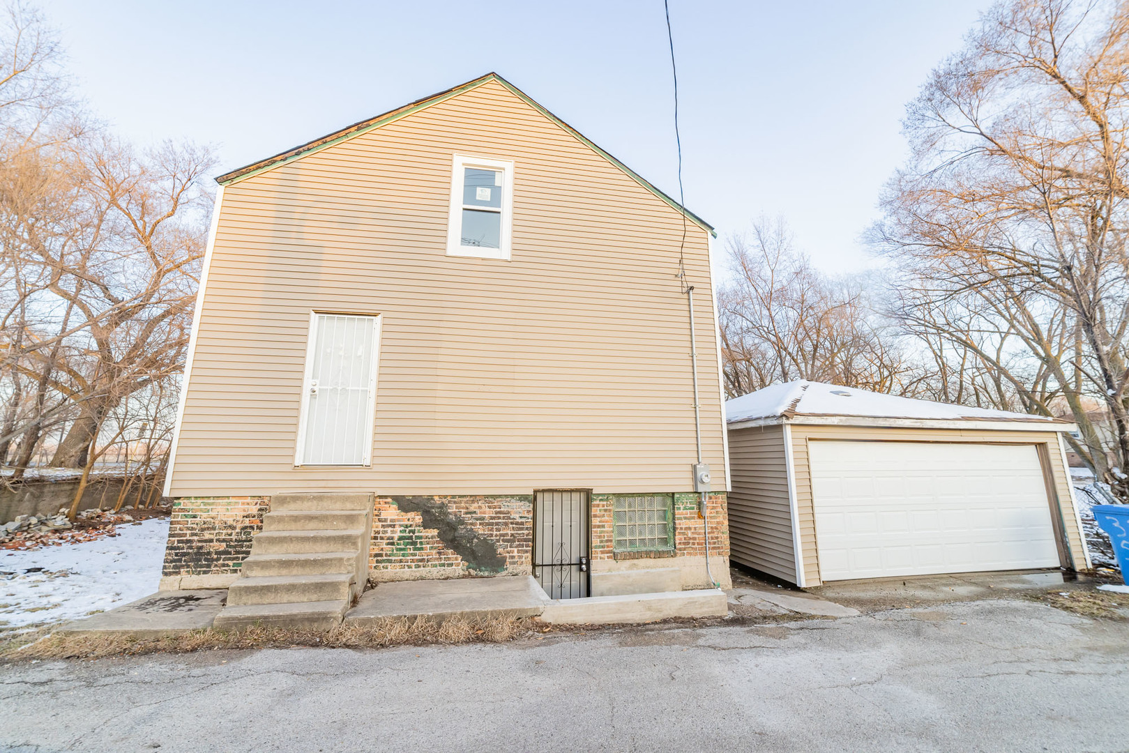 9002 S Mackinaw Avenue