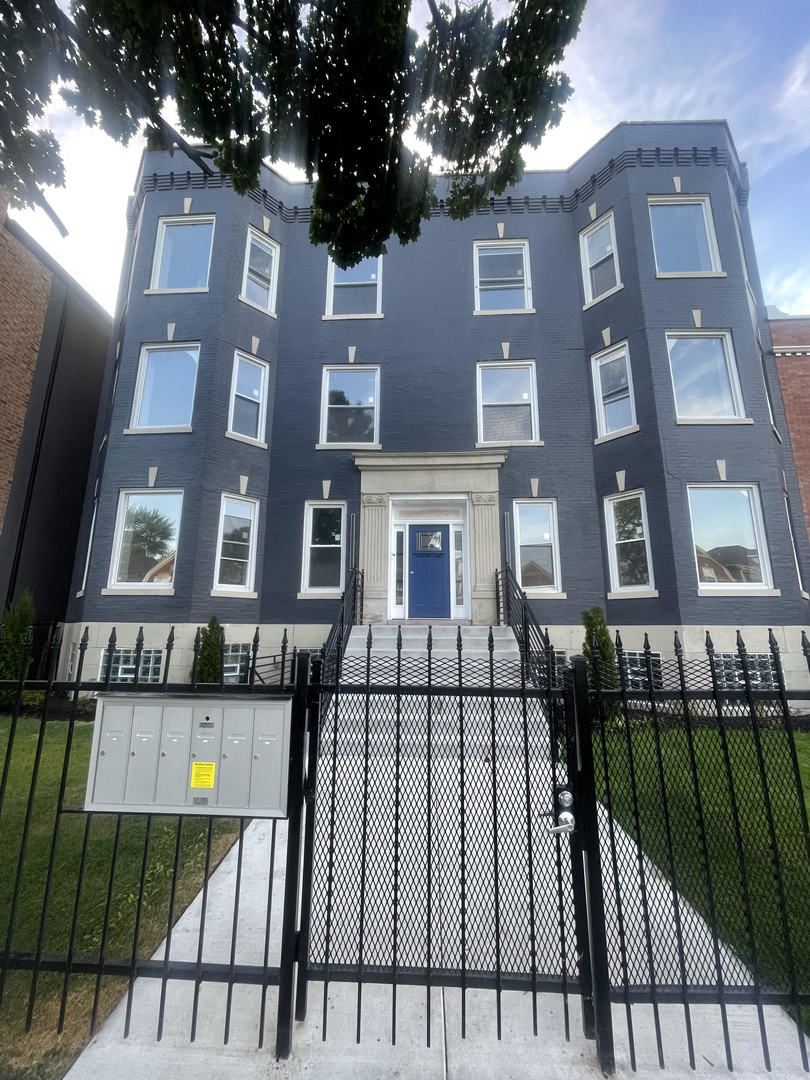 6618 S University Avenue Unit: 3