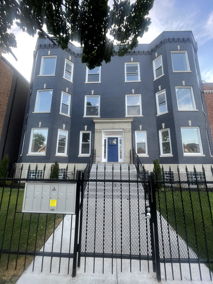 6618 S University Avenue Unit: 3