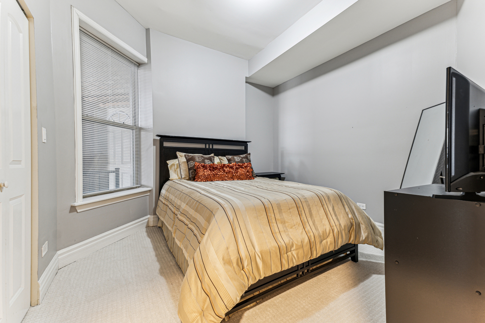 4854 S Prairie Avenue Unit: 1