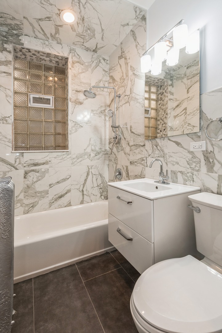 1443 E 53rd Street Unit: 2R