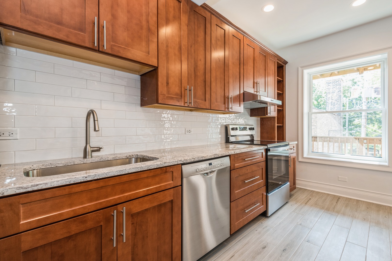 1443 E 53rd Street Unit: 2R