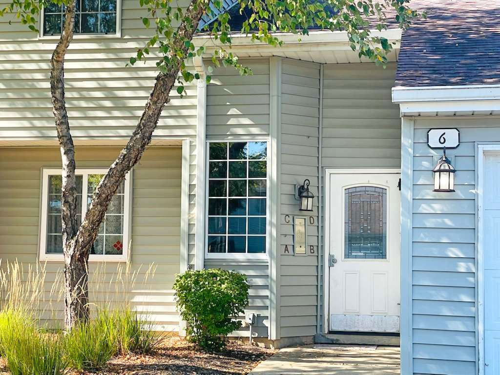 6 N VICTORIA Lane Unit: D