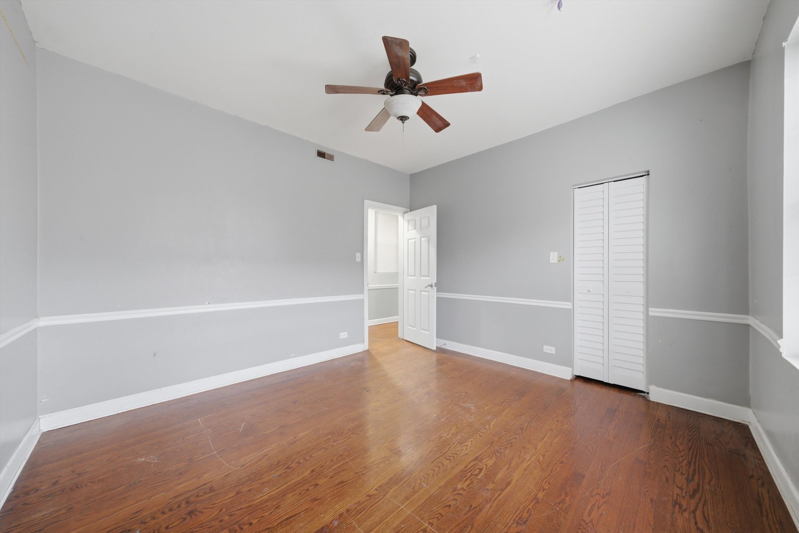 7601 S Essex Avenue Unit: 2