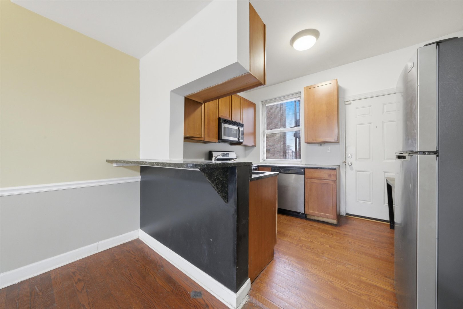 7601 S Essex Avenue Unit: 2