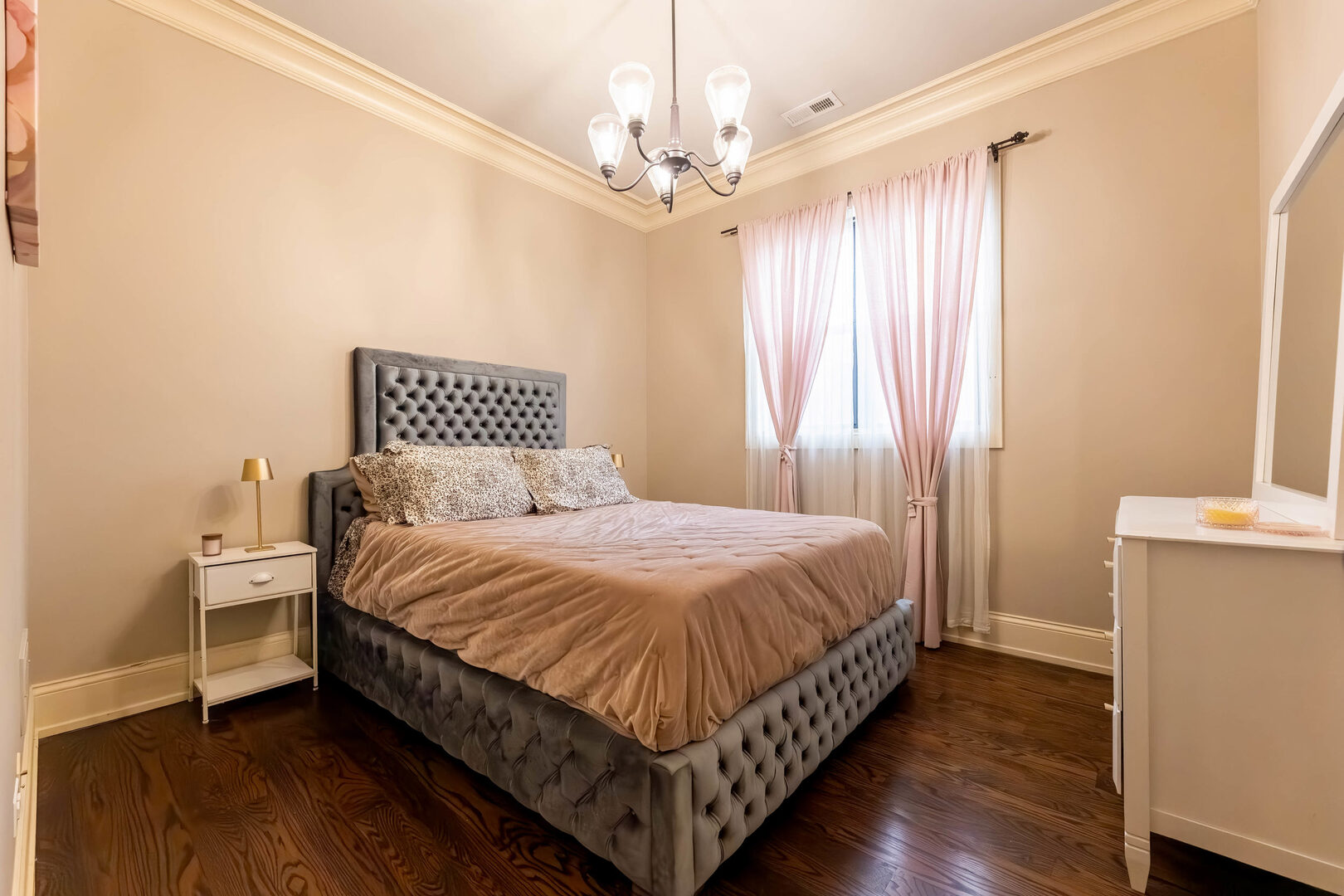 4245 S Langley Avenue Unit: 3