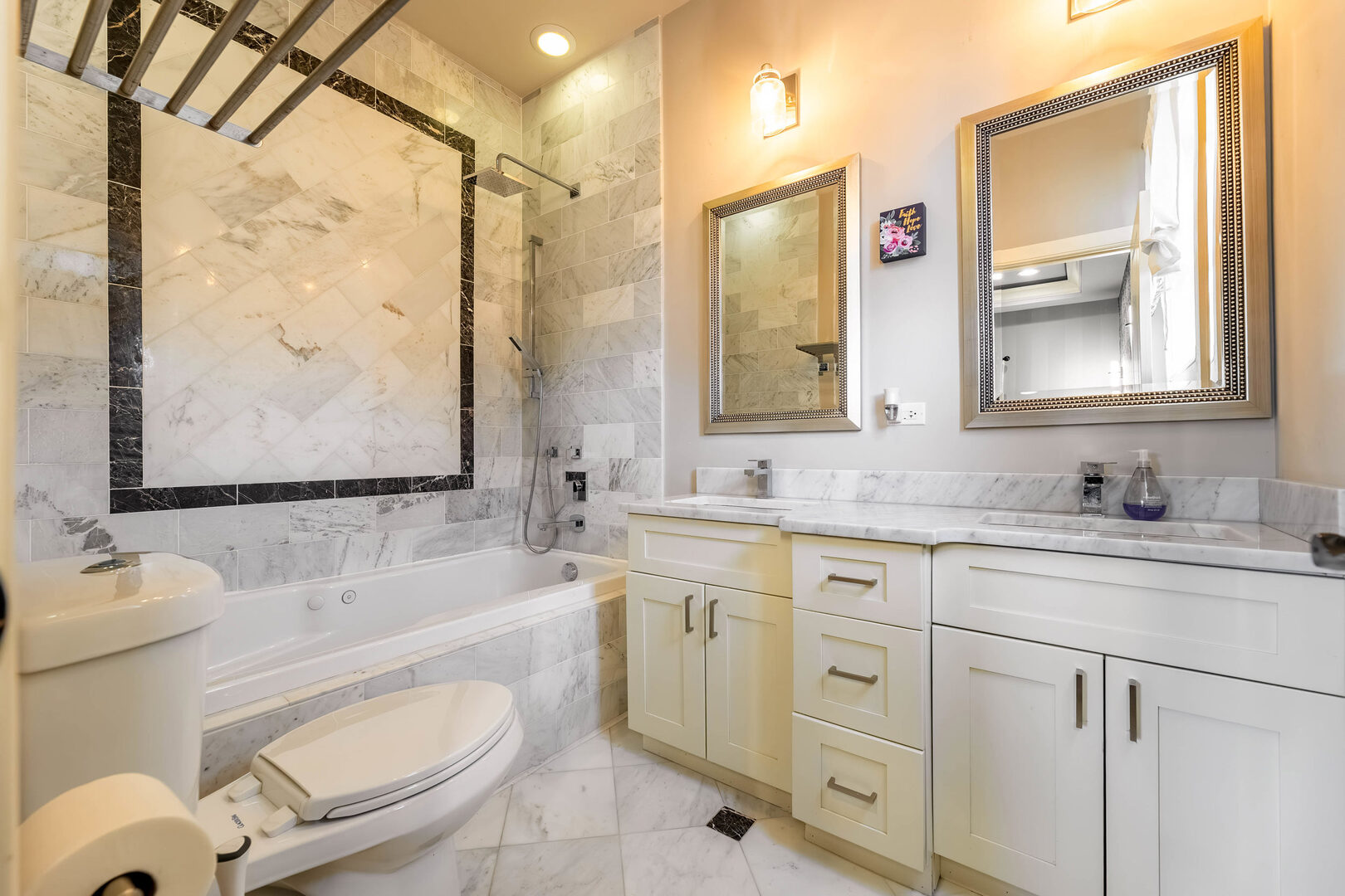 4245 S Langley Avenue Unit: 3