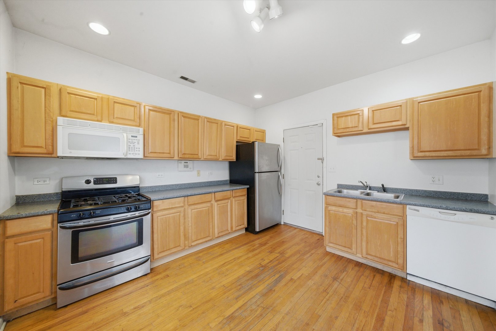 850 E 82nd Street Unit: 3