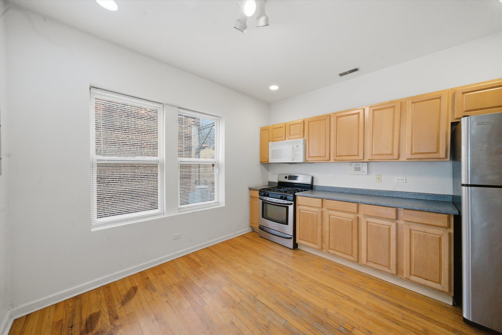 850 E 82nd Street Unit: 3