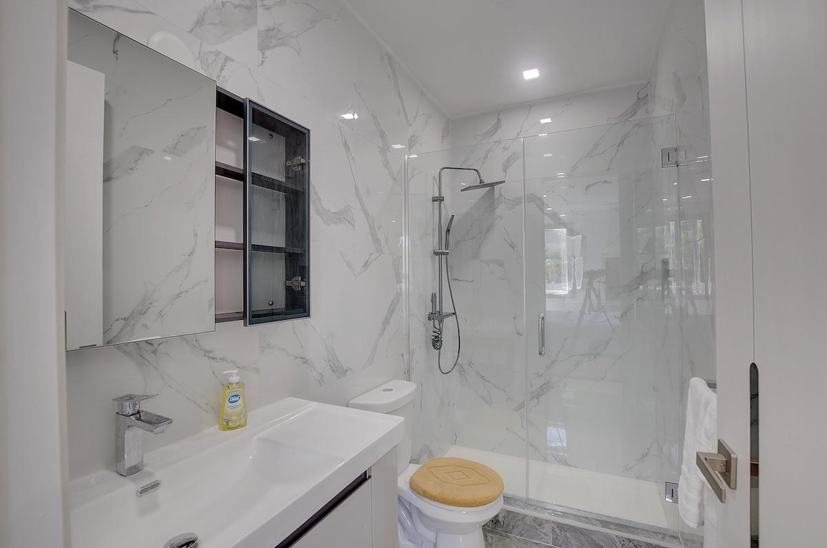 #6 NICHOLAS CAY, VENICE BAY Unit: 105