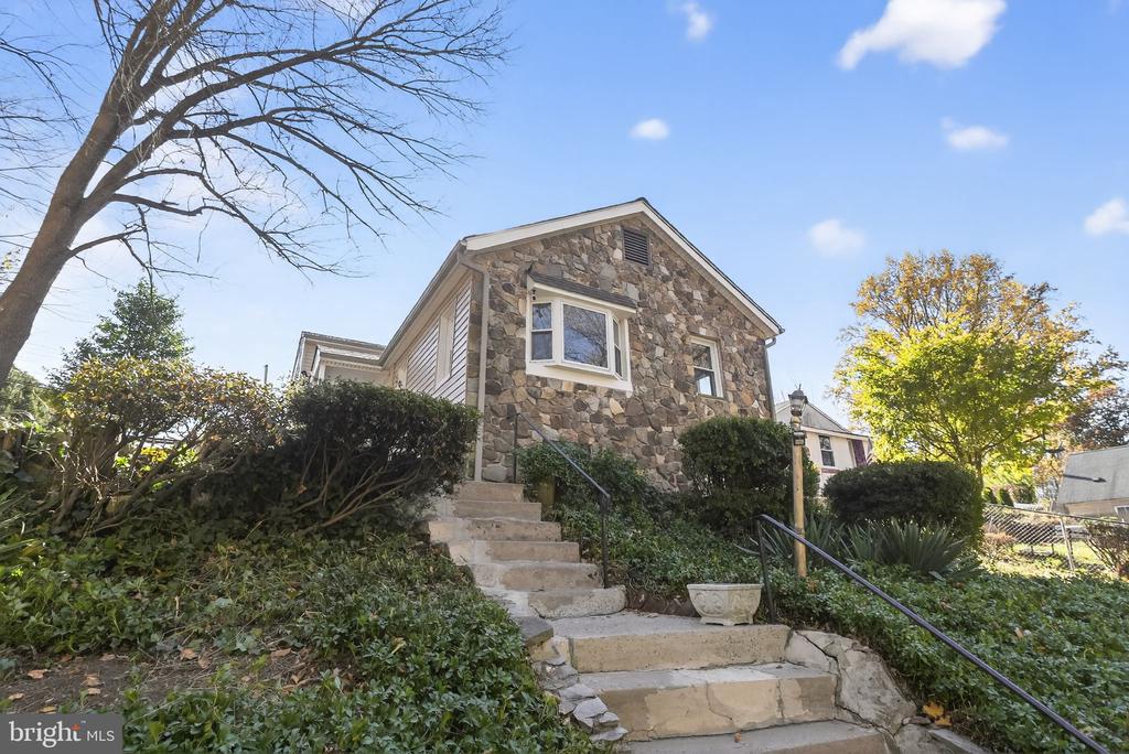 4595 BELMONT AVENUE