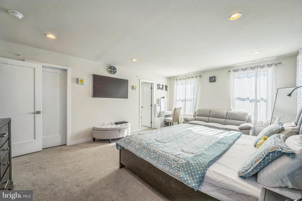900 Dogwood Ct