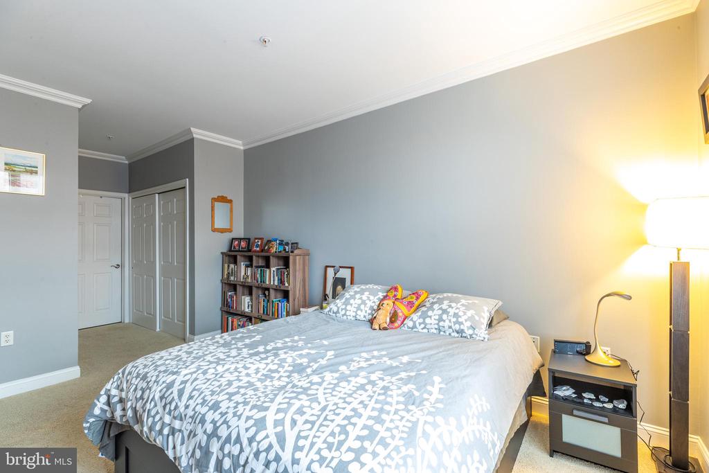 200 W ELM STREET 1211