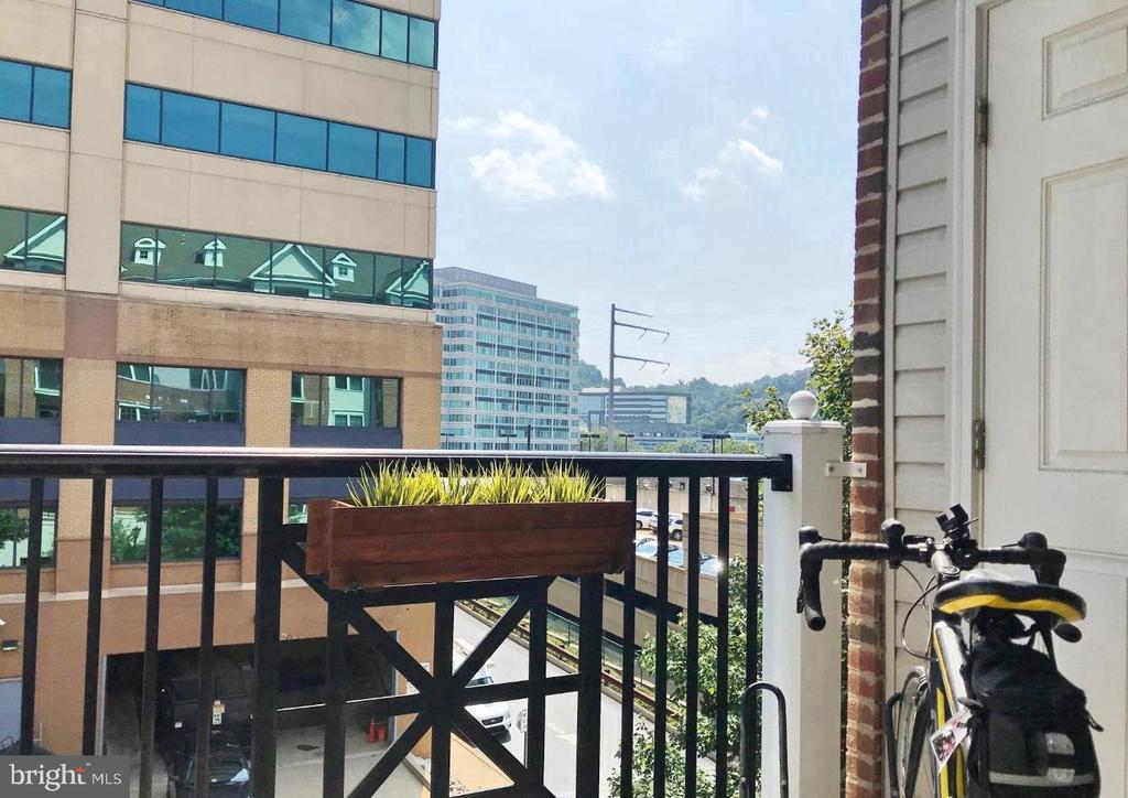 200 W ELM STREET 1211