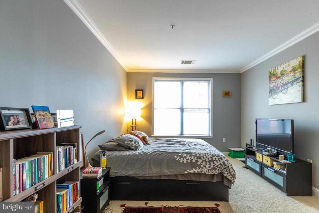 200 W ELM STREET 1211