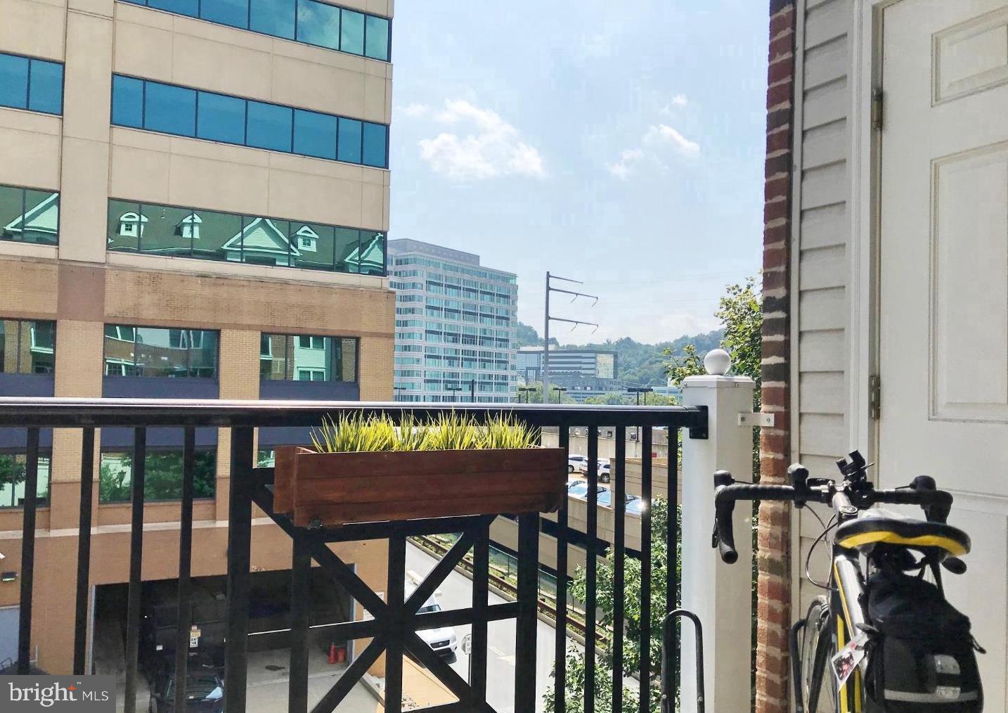 200 W ELM STREET 1211
