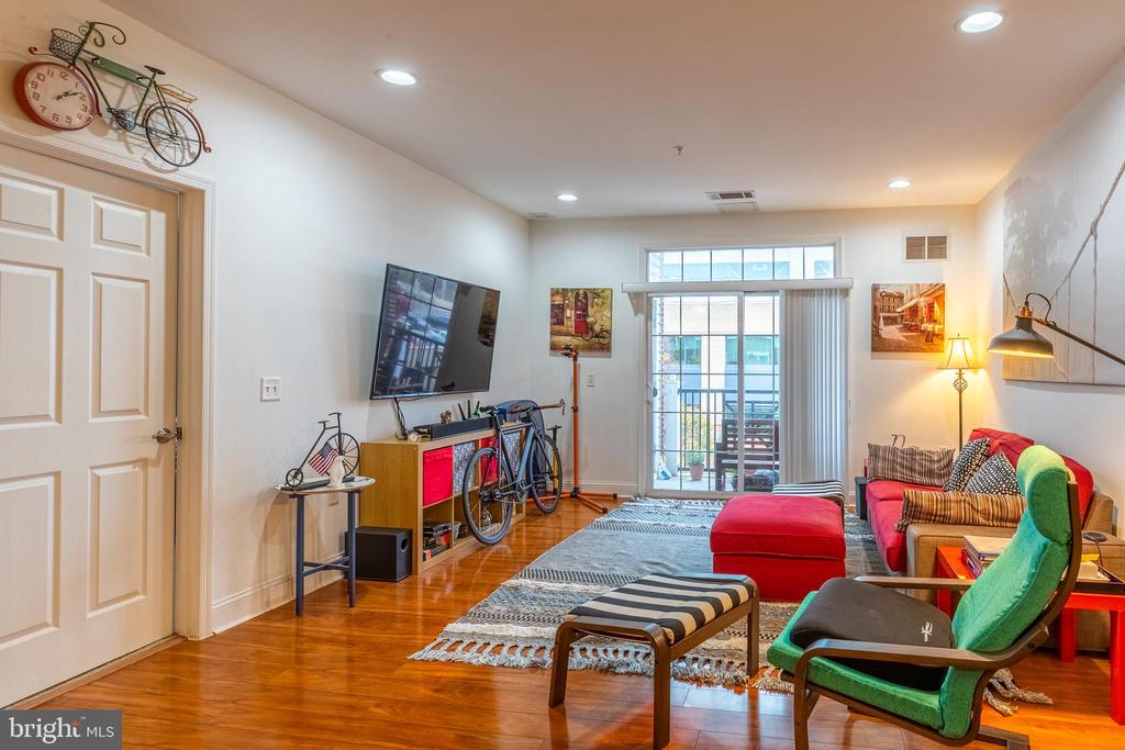 200 W ELM STREET 1211