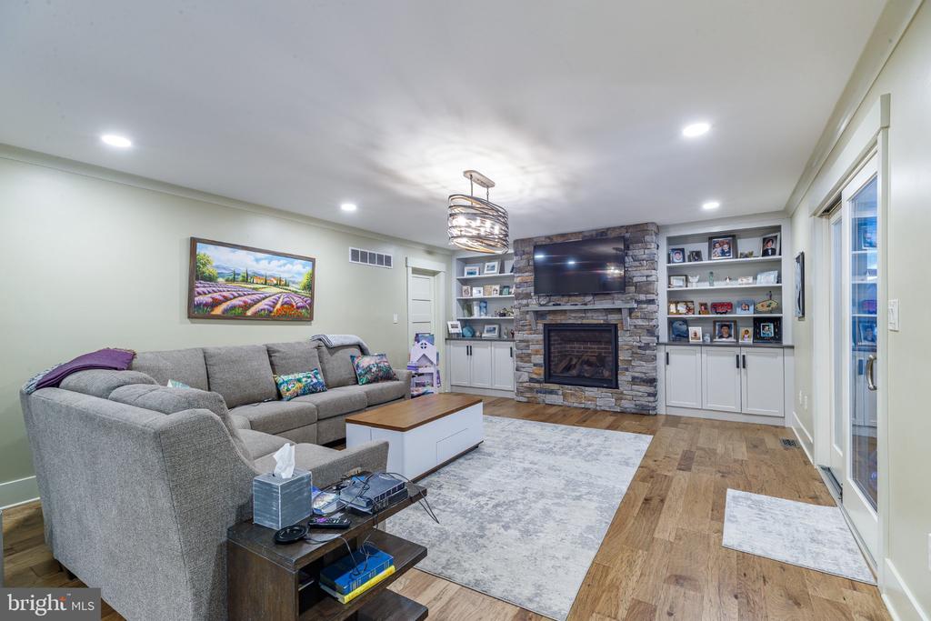 1135 ROMSEY DRIVE