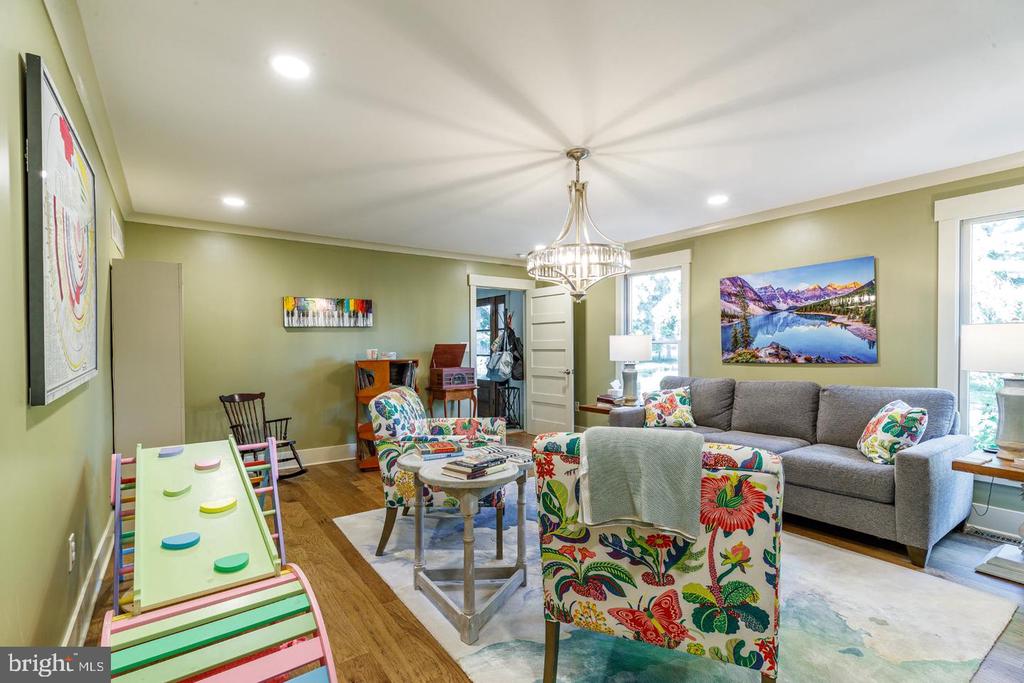 1135 ROMSEY DRIVE