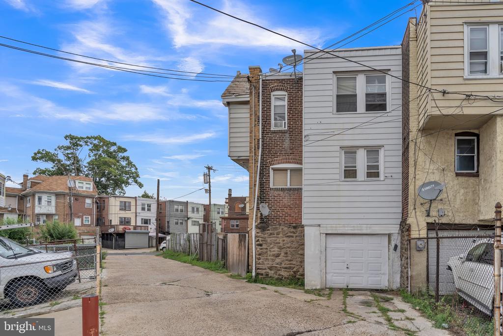 738 Herkness St