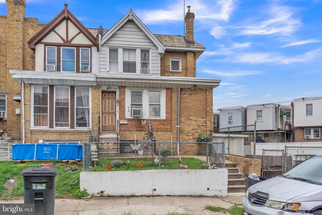 738 Herkness St