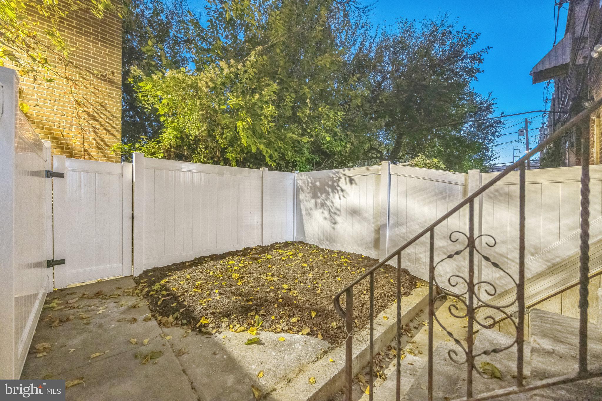 932 W Fisher Ave