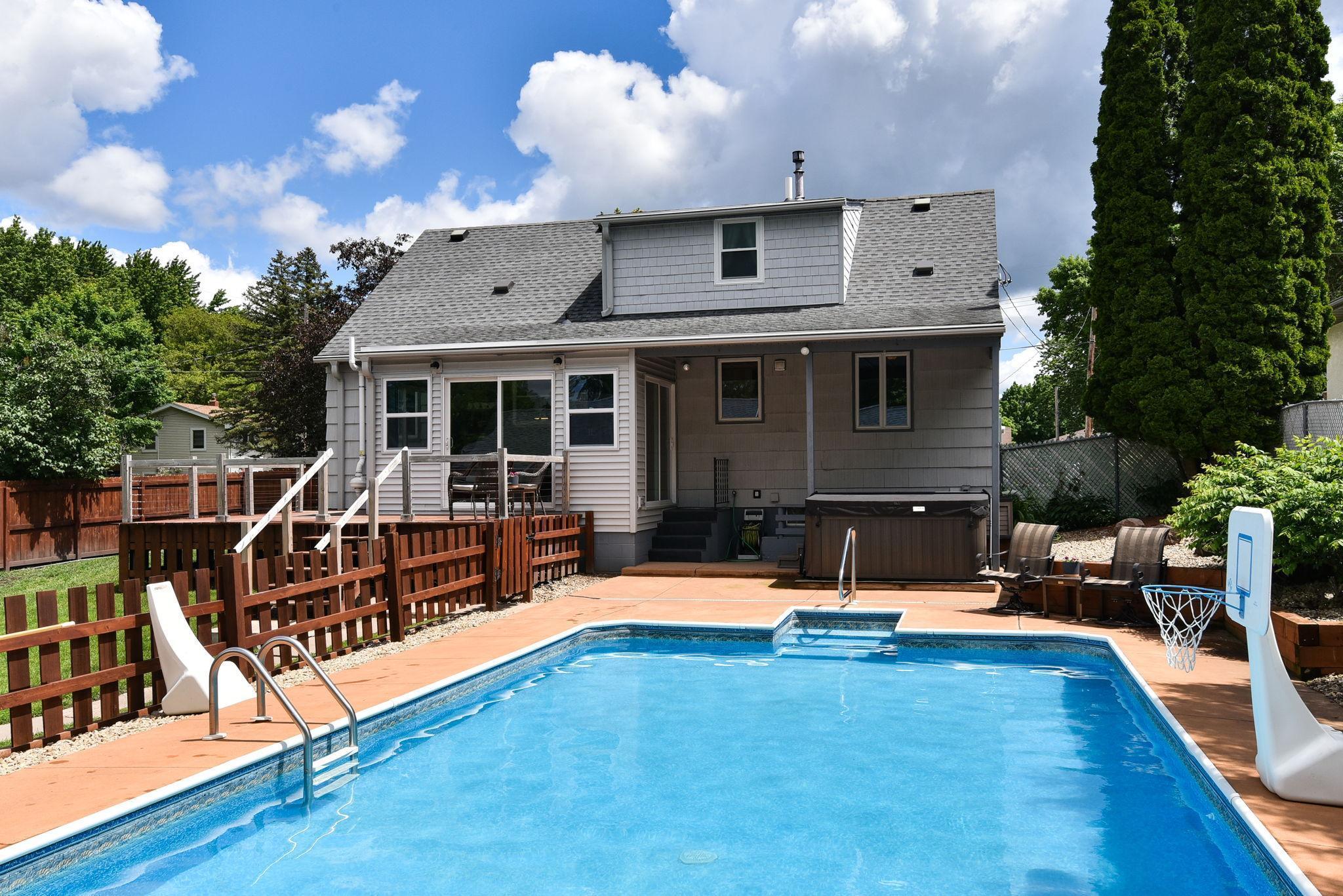 121 2nd Street NE