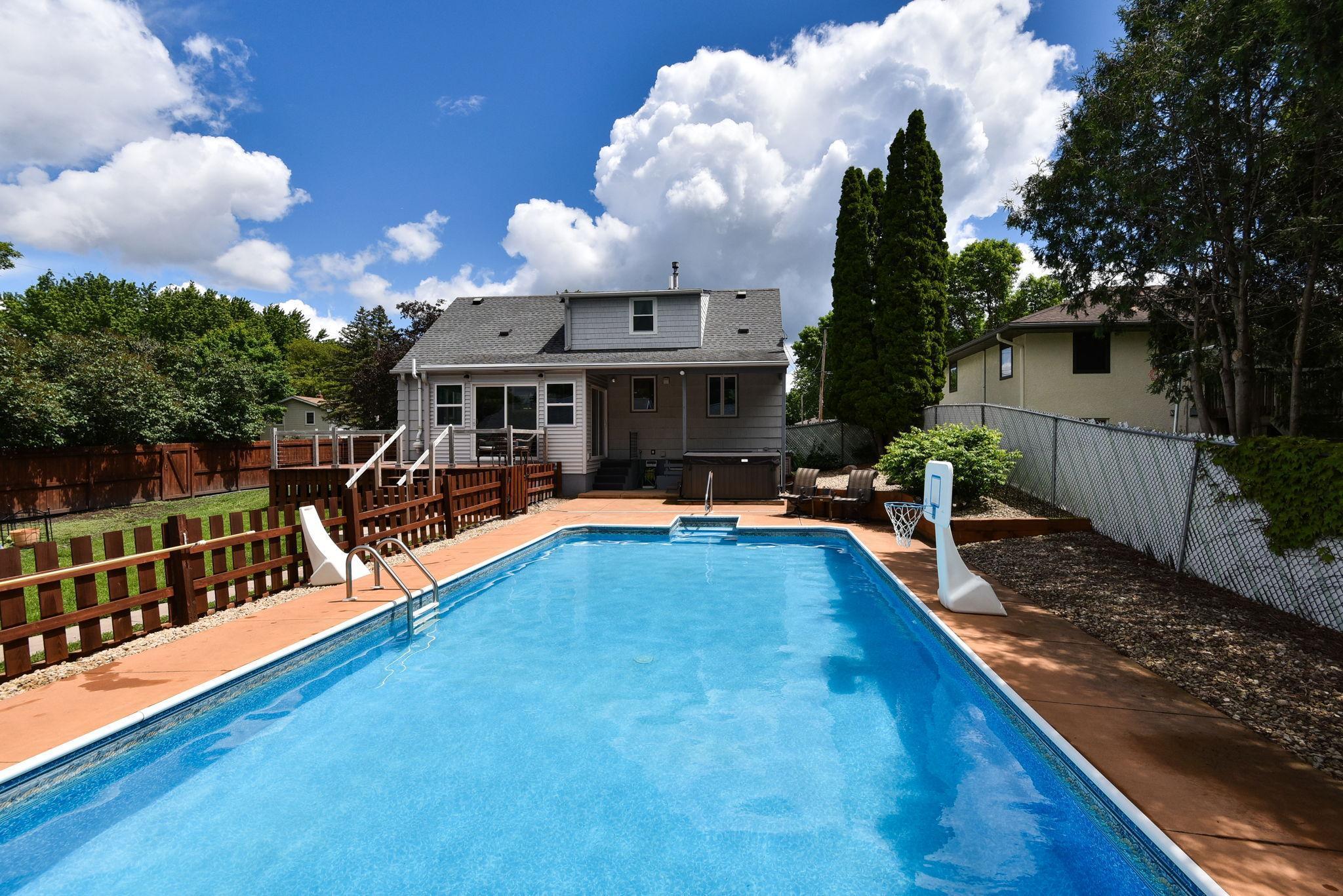 121 2nd Street NE