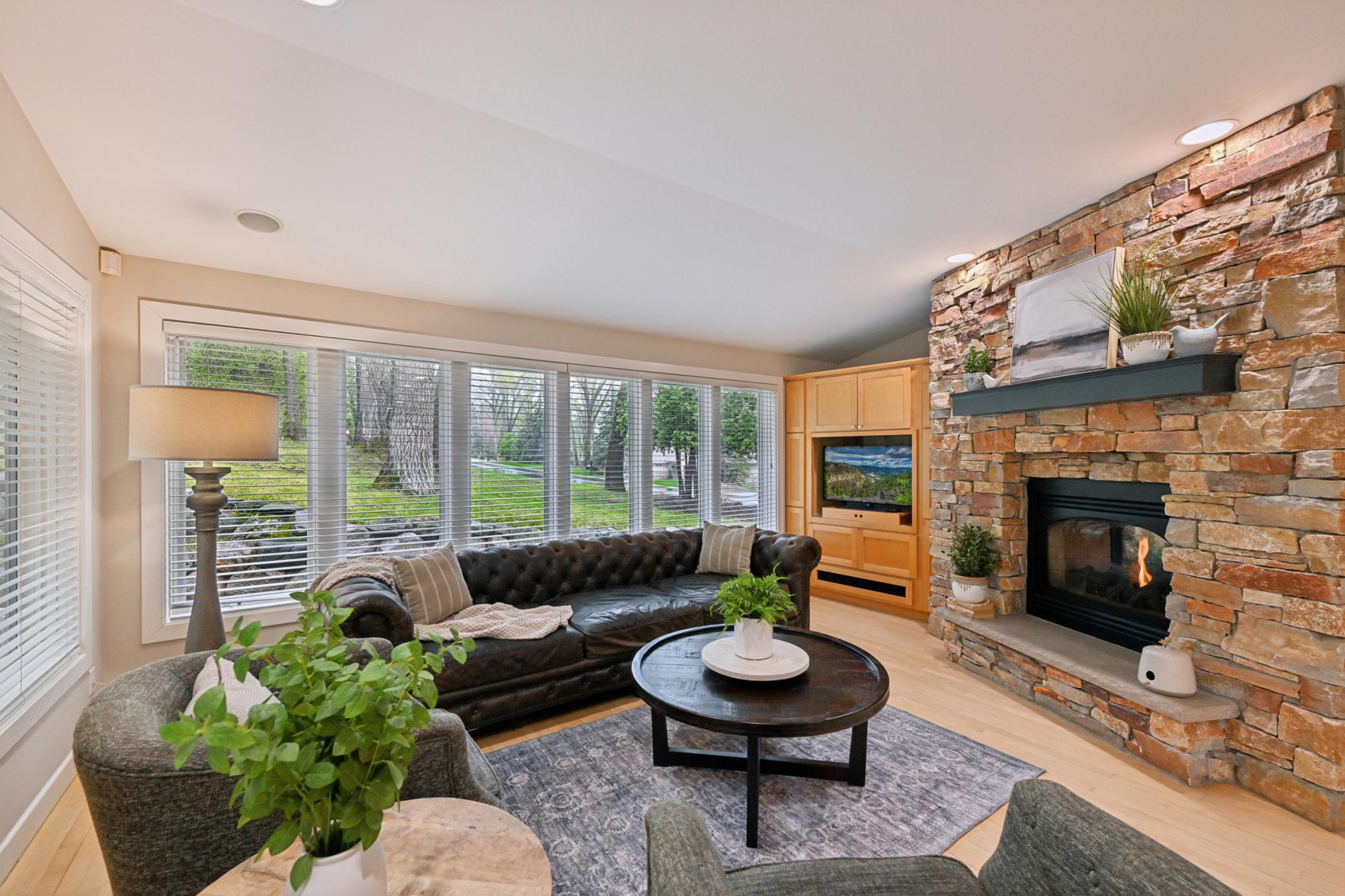 4160 Trillium Lane E