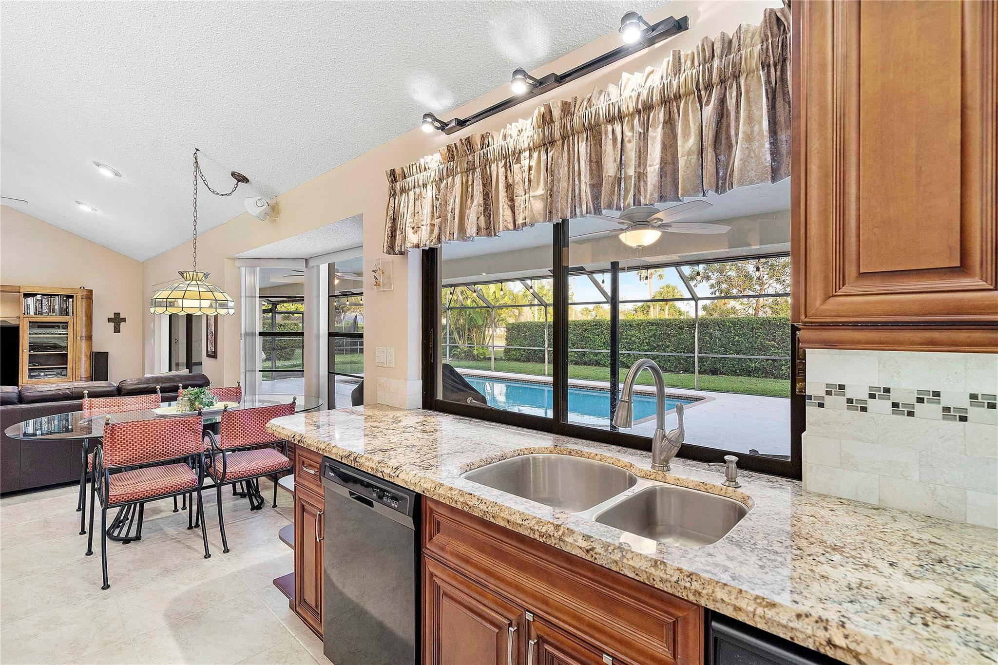9950 NW 11th Manor
