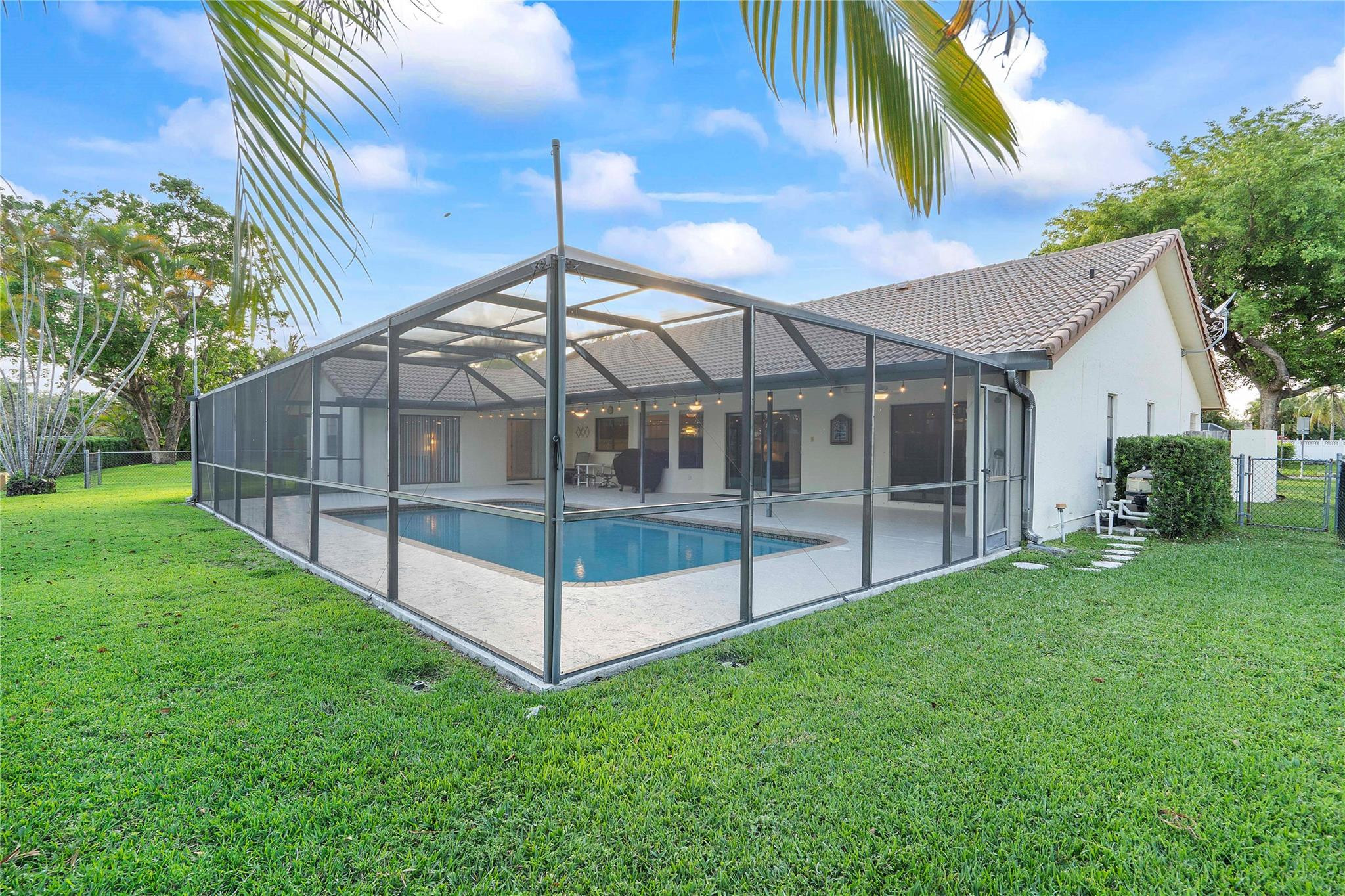 9950 NW 11th Manor