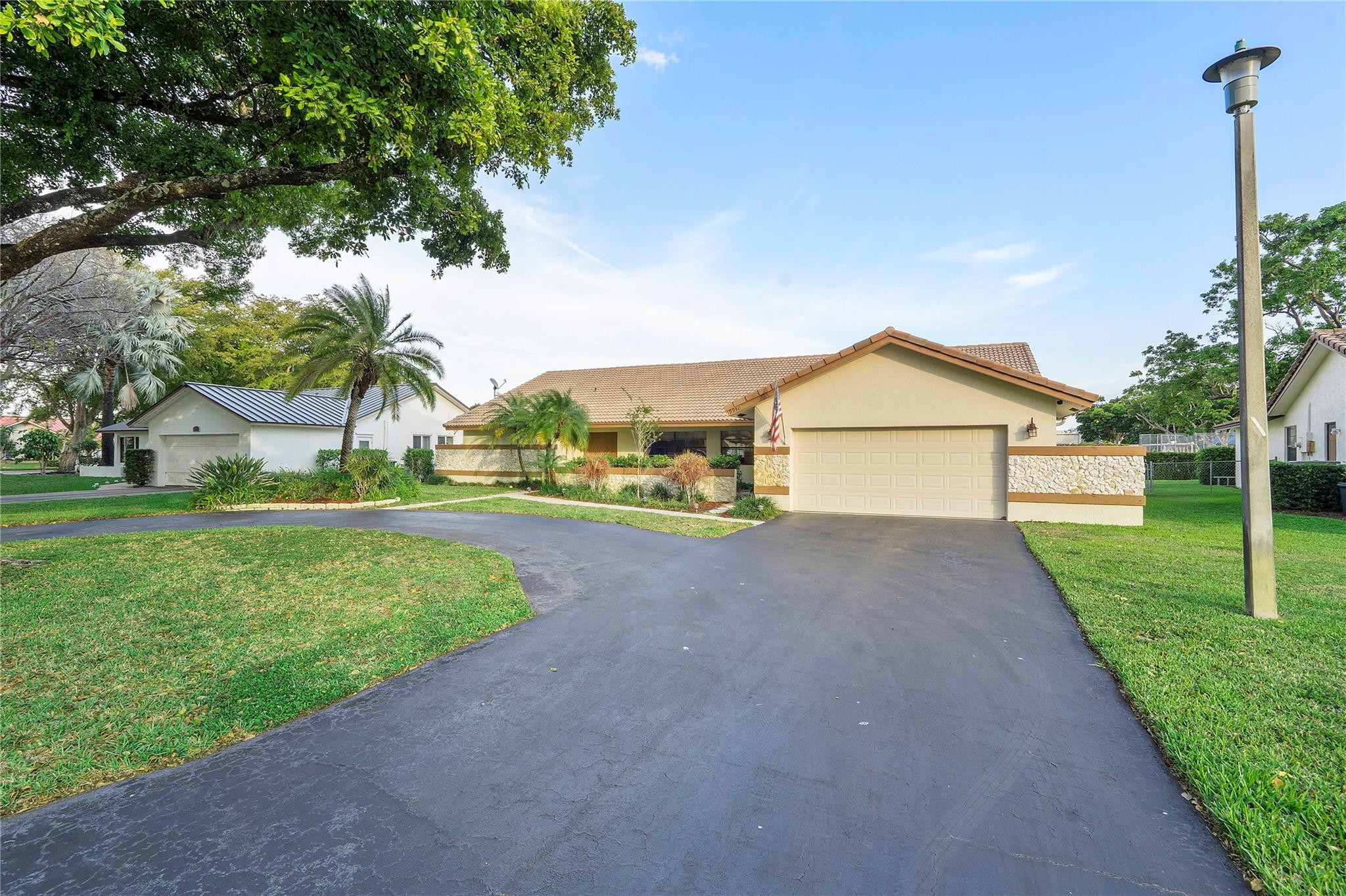 9950 NW 11th Manor