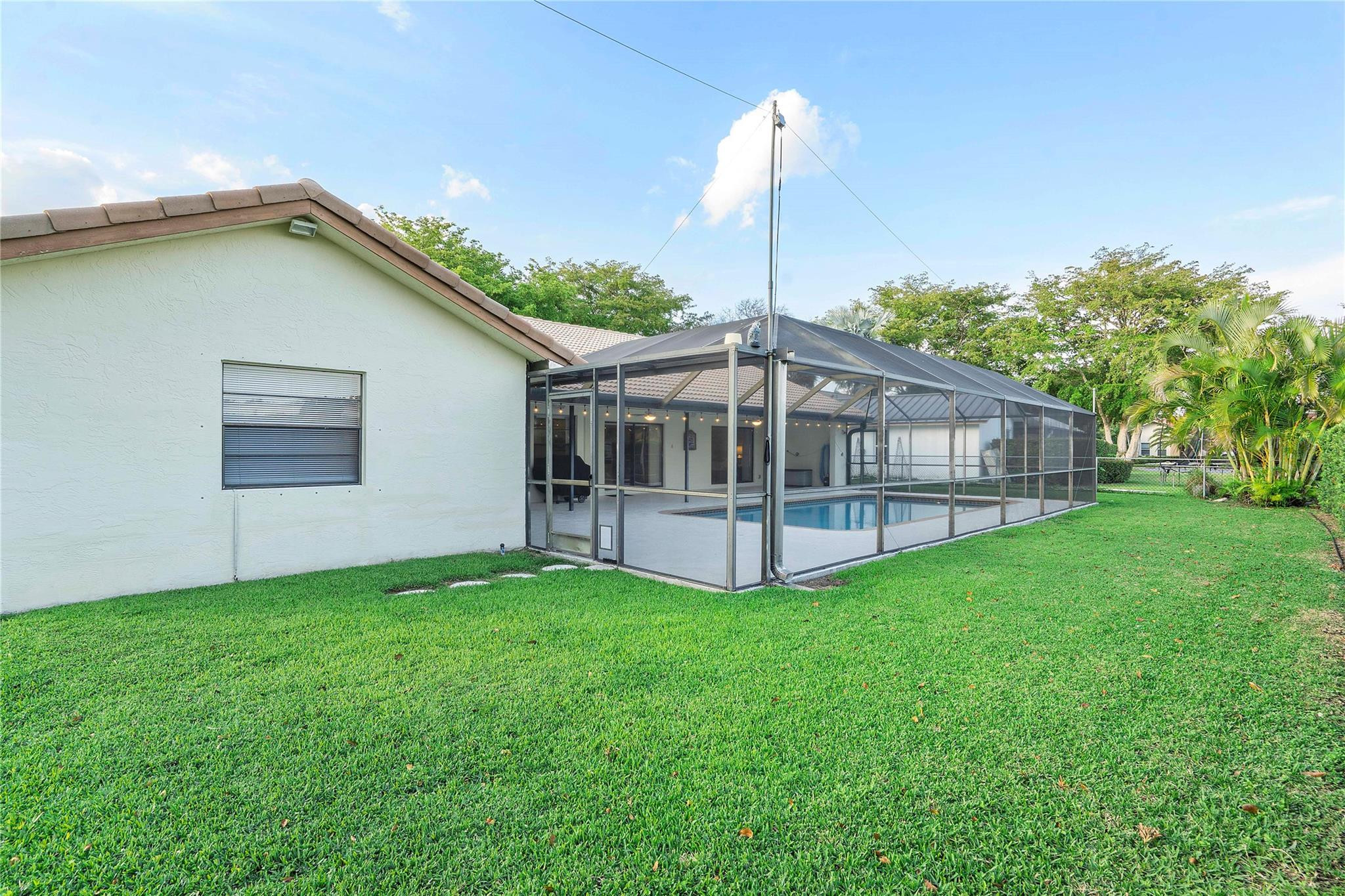 9950 NW 11th Manor