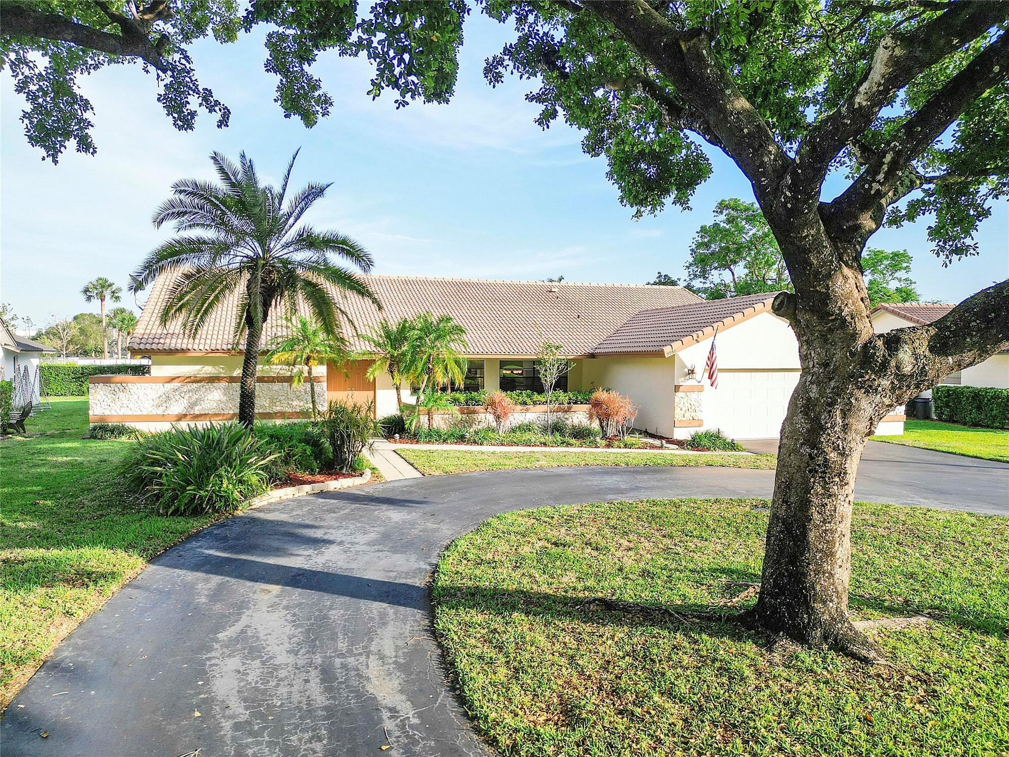 9950 NW 11th Manor