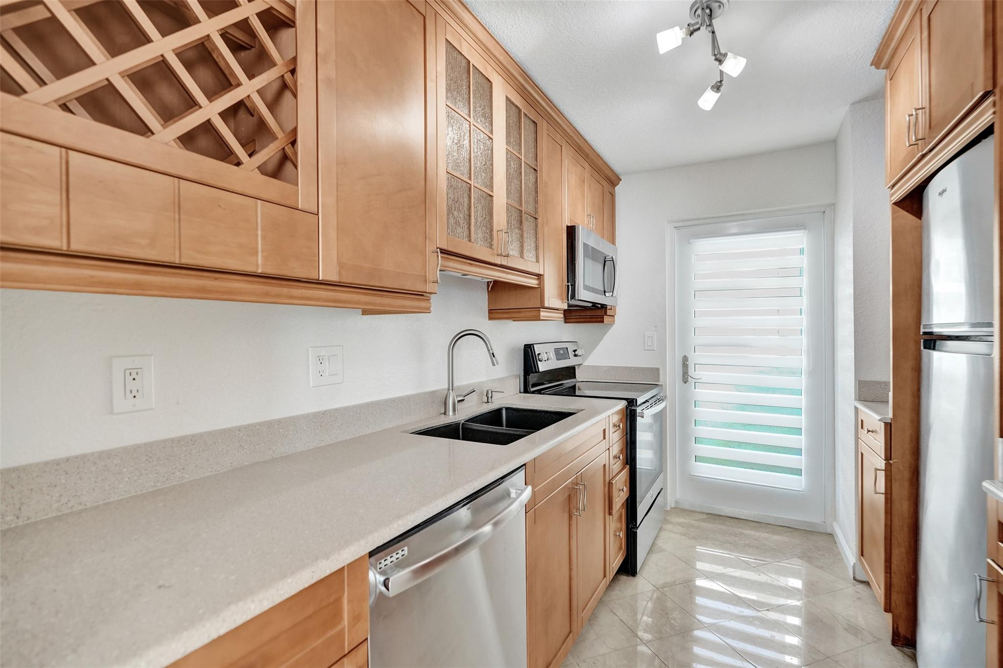 710 N Ocean Bl 910
