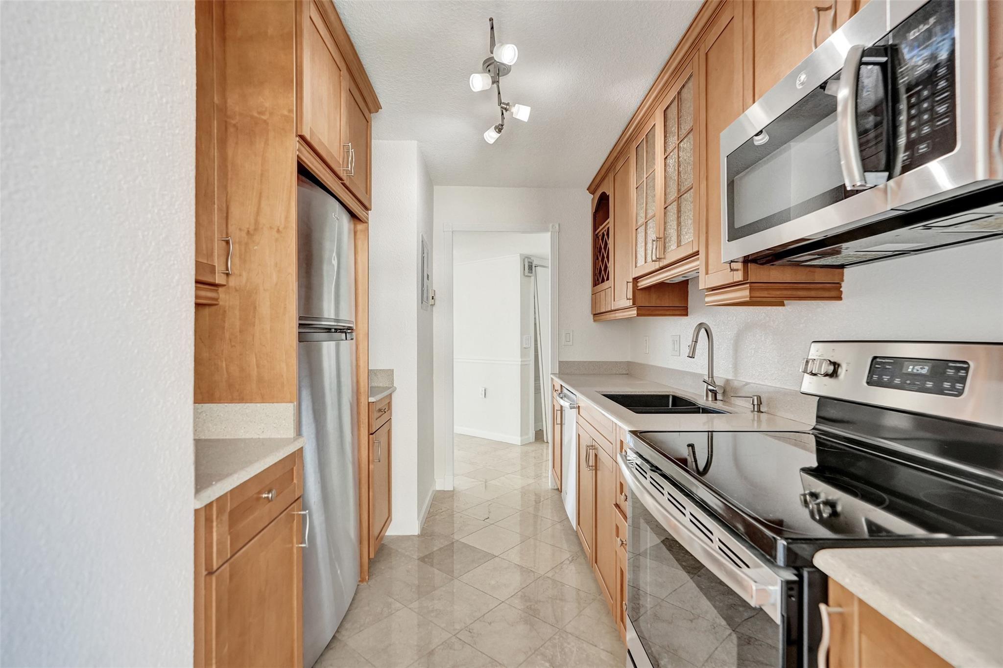 710 N Ocean Bl 910