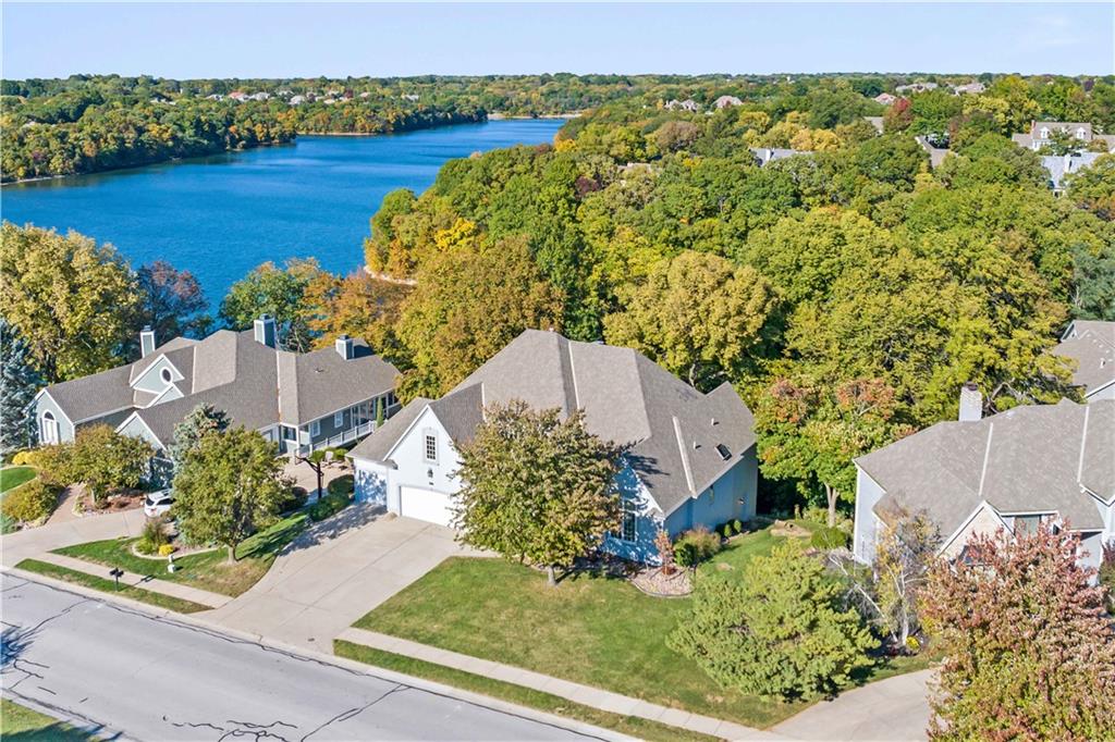 8508 NW Lakeview Drive