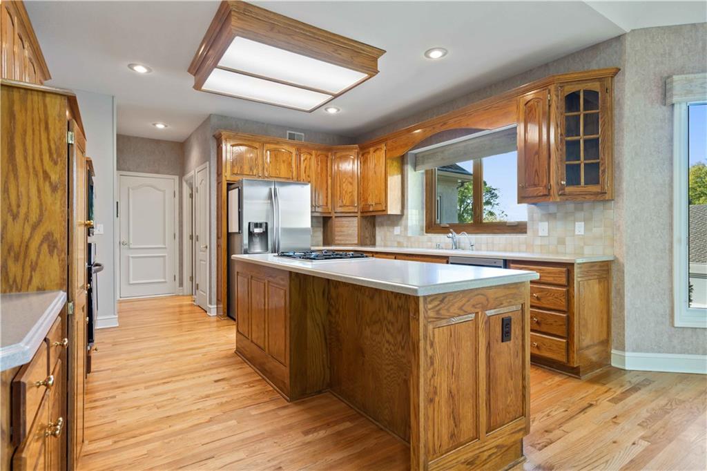 8508 NW Lakeview Drive