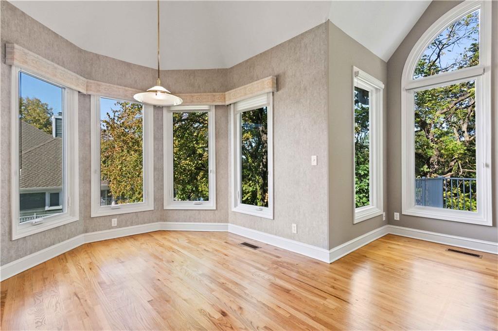 8508 NW Lakeview Drive