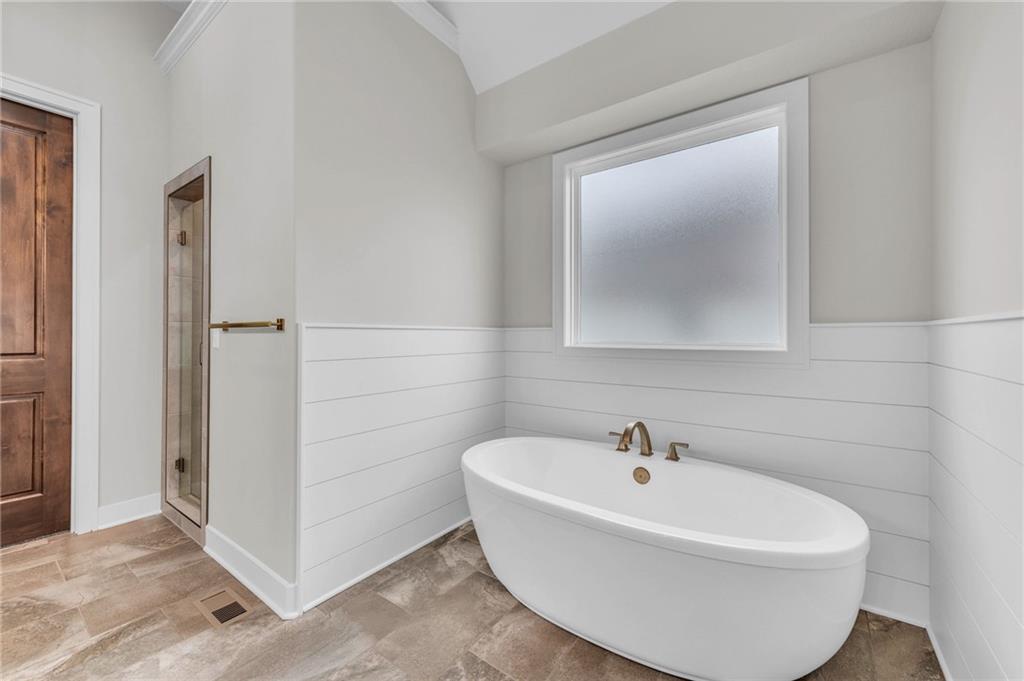 5806 N Lucerne Avenue