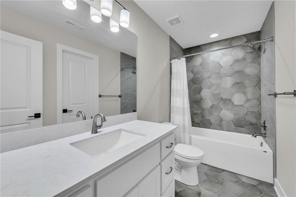 5806 N Lucerne Avenue