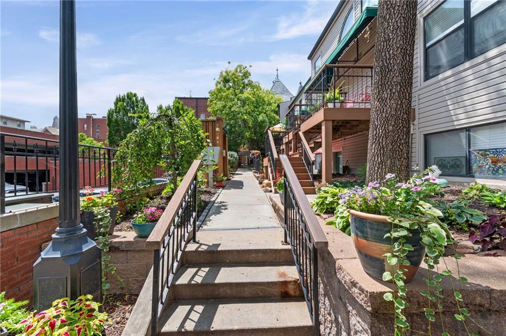 445 W 10th Street