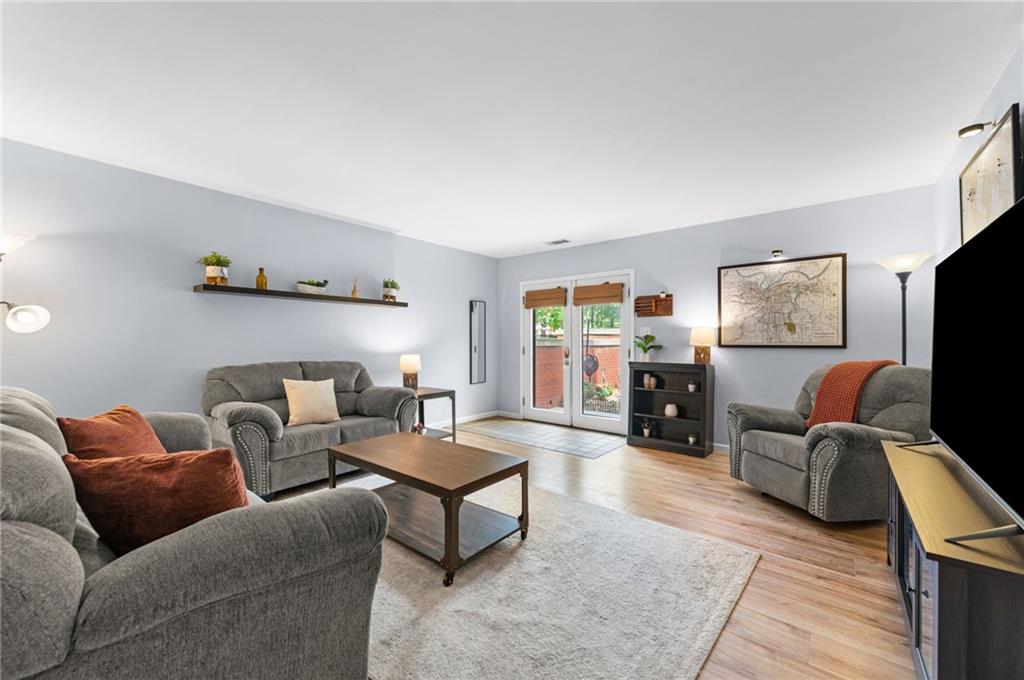 445 W 10th Street