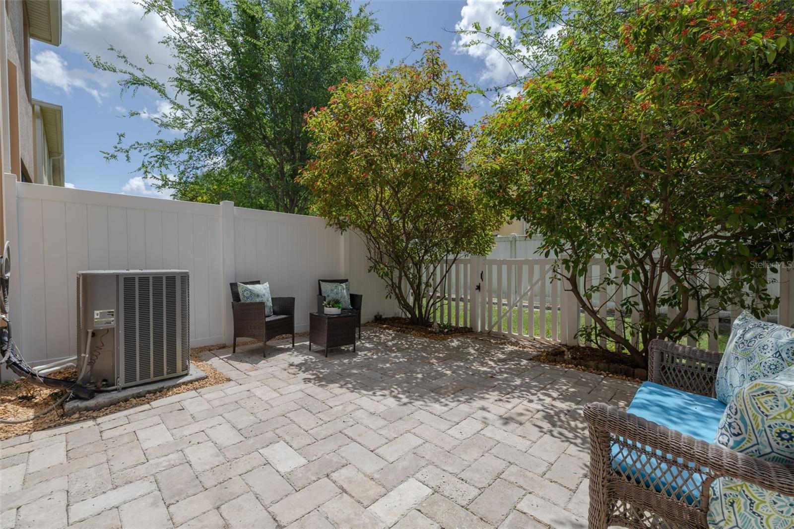 9520 TRUMPET VINE LOOP