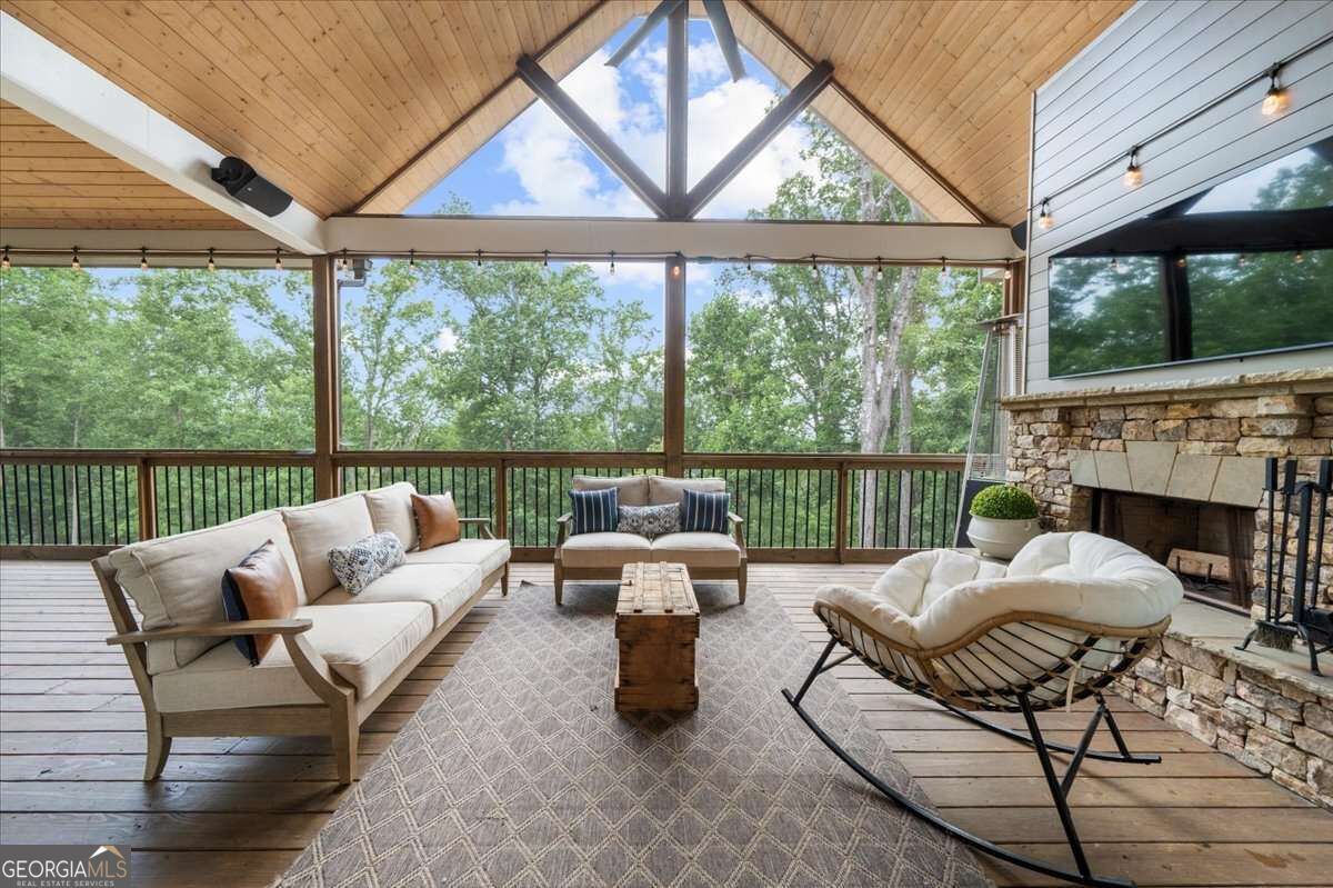 7560 Crestline Drive
